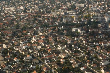 Uçan bir uçağın penceresinden.