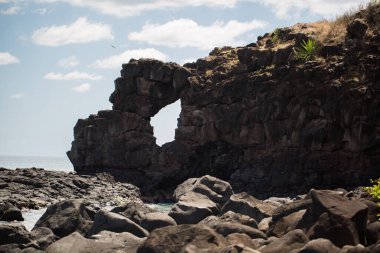 Hint Okyanusu kıyısındaki büyük siyah taşlar. Mauritius.