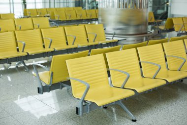 Havaalanı terminalindeki bankta. Sandalyeli boş havaalanı bekleme alanı.