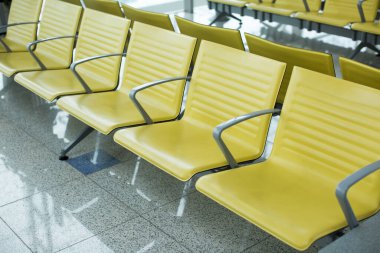 Havaalanı terminalindeki bankta. Sandalyeli boş havaalanı bekleme alanı.