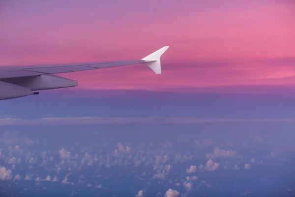Aile d'un avion au coucher du soleil. — Photo