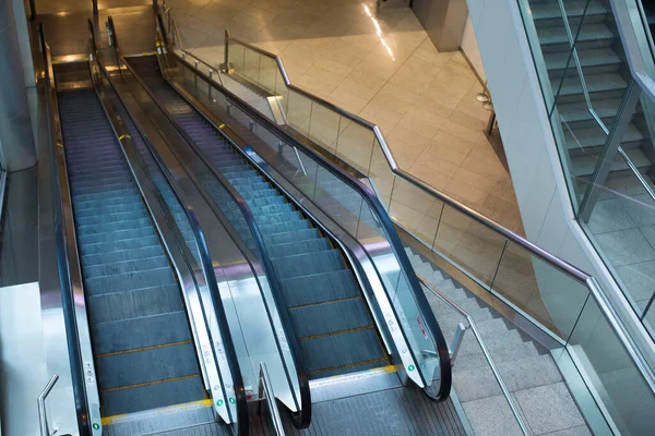 Die Rolltreppe und die Treppe für die Bewegung der Menschen. — Stockfoto