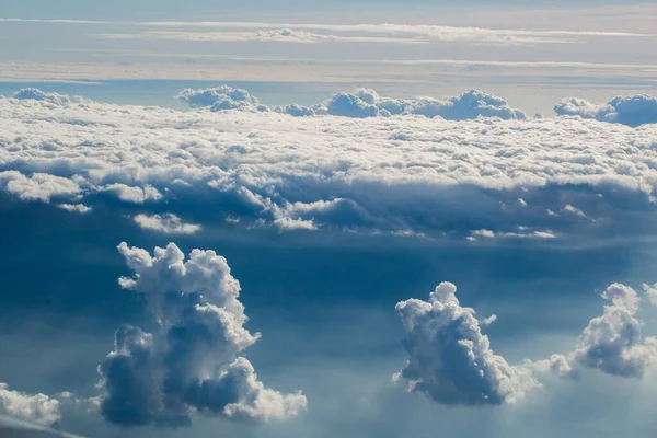 비행기 창문에서 바라본 구름의 모습. — 스톡 사진