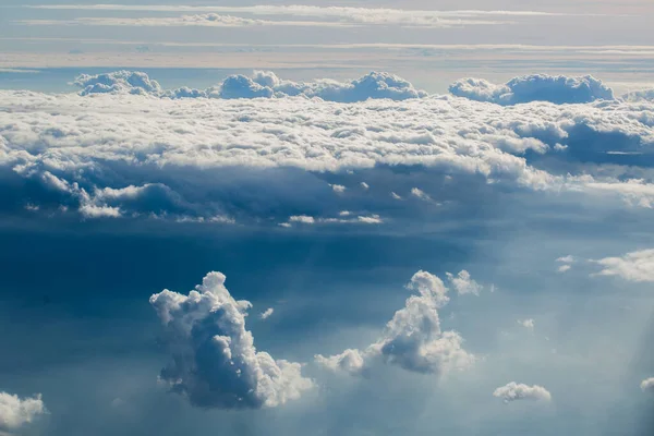 Вид на облака из окна самолета . — стоковое фото
