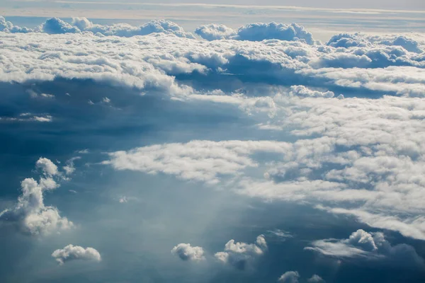 Vue des nuages depuis la fenêtre de l'avion . — Photo