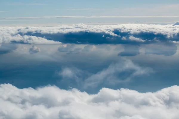 Vue des nuages depuis la fenêtre de l'avion . — Photo