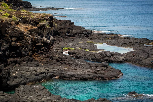 Hint Okyanusu kıyısındaki büyük siyah taşlar. Mauritius. — Stok fotoğraf