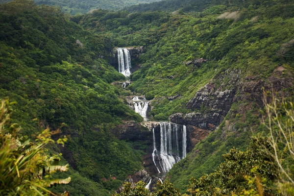 Kaskad av vattenfall i bergen i Mauritius. — Stockfoto