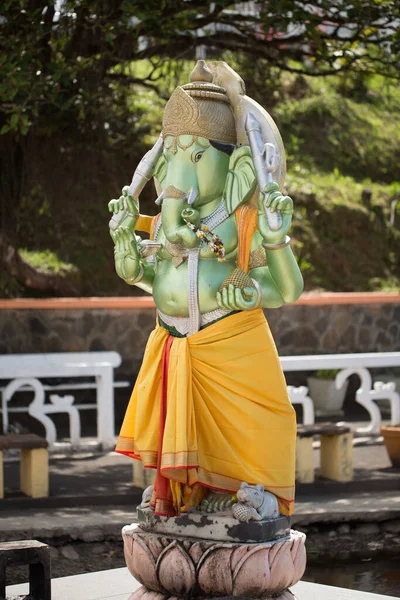 Estatuas indias en el fondo del lago en Mauricio. Grand Bassin . — Foto de Stock