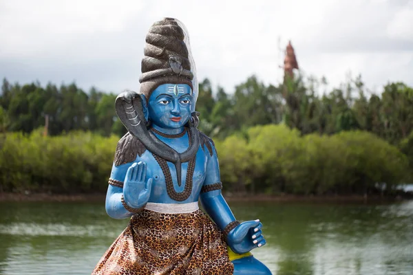 Indian statues on the background of the lake in Mauritius. Grand Bassin. — Stock Photo, Image