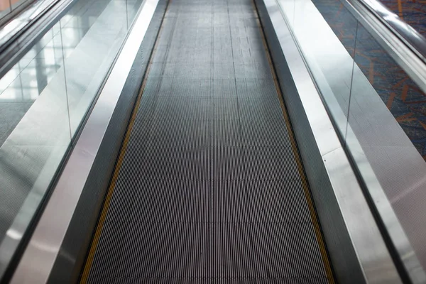 Schwarze Rolltreppe in Großaufnahme. Ein Weg für Bewegung. — Stockfoto