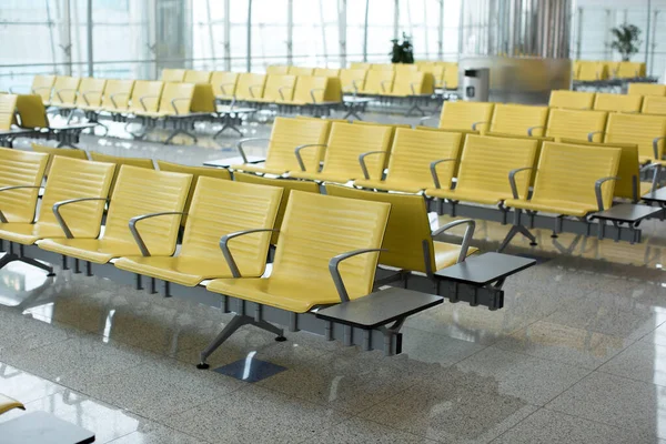 Banco en la terminal del aeropuerto. Zona de espera de la terminal del aeropuerto vacía con sillas . — Foto de Stock