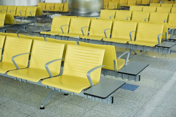Bänk i terminalen på flygplatsen. tom flygplats terminal väntrum med stolar. — Stockfoto
