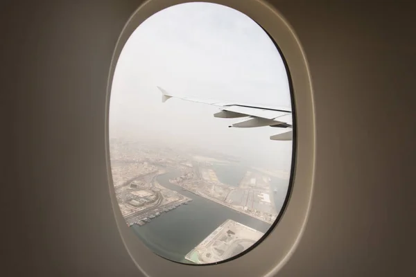 飞机- -从迪拜市舷窗看风景. — 图库照片