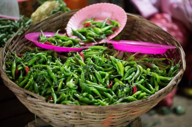 Taze biber markette satılır. Mauritius 'taki Hint pazarı..