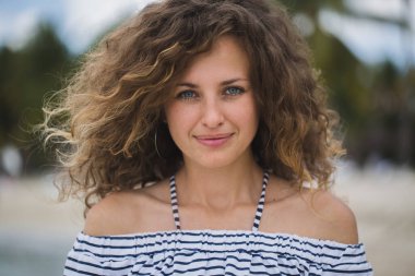 Palmiye ağaçlarının arkasında güzel bir kız.