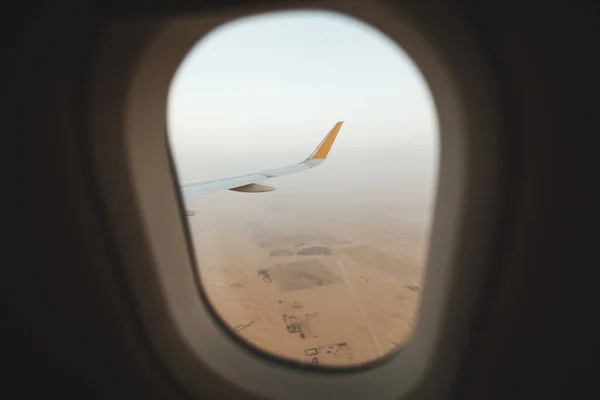 Vy över öknen från ett flygplansfönster. — Stockfoto