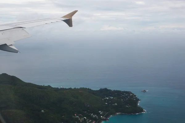 Flygplan som flyger över stranden blå ö - Trave Concept. — Stockfoto