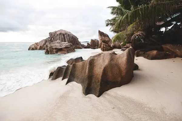 Praia tropical na ilha de La Digue, Seychelles . — Fotografia de Stock