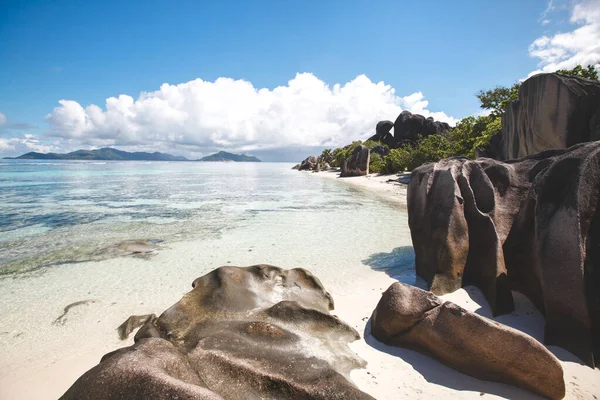 Praia tropical na ilha de La Digue, Seychelles . — Fotografia de Stock