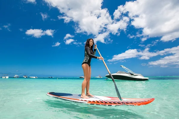 Mulher bonita tem surf em um belo dia ensolarado . — Fotografia de Stock