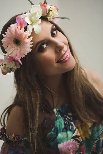 Hermosa mujer con corona de flores. —  Fotos de Stock