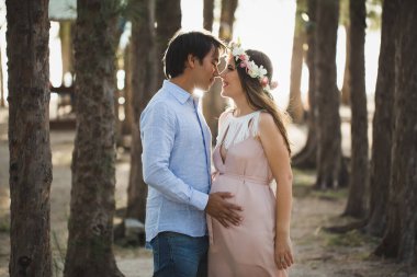 Genç ve çekici bir çift: hamile anne ve mutlu baba..