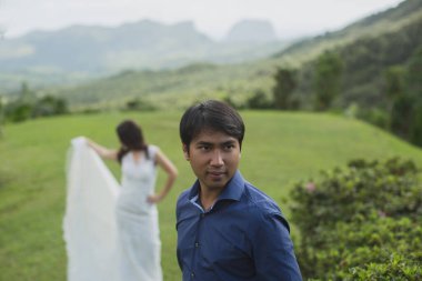 Tropik bir adanın dağlarında güzel bir düğün.