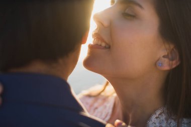 Gelin ve damat şefkatle öpüşürler. Seksi öpüşme stili aşıklar portreyi yakından çekiyorlar..