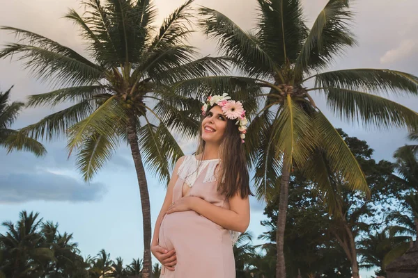 Gravid kvinna i en vacker klänning på havet. — Stockfoto