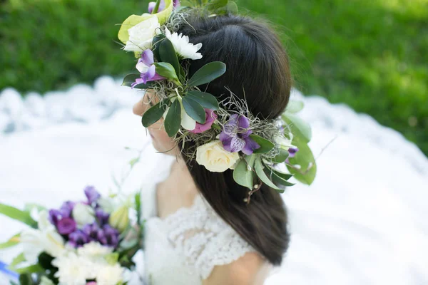 Krásná mladá nevěsta v věži s kyticí v ruce. — Stock fotografie