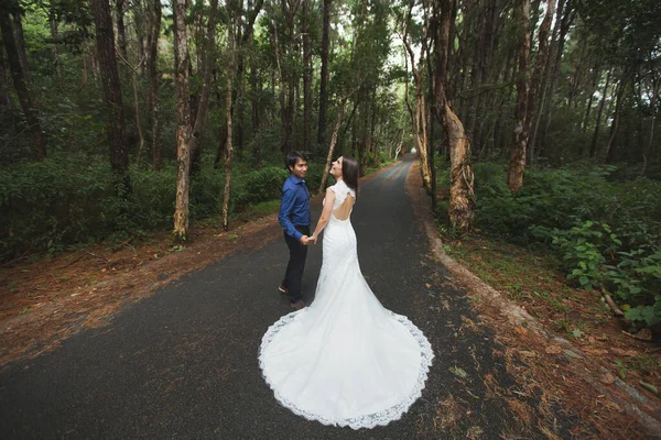 Прогулка юной невесты и жениха в нарядах . — стоковое фото