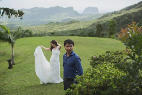 Casamento bonito nas montanhas de uma ilha tropical . — Fotografia de Stock