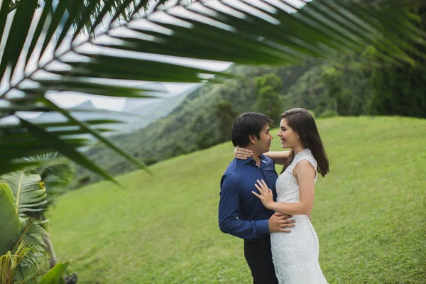 Ung kärleksfull lycklig par på tropisk ö med palmer. — Stockfoto