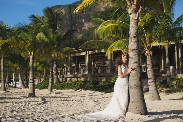 Hermosa novia en vestido blanco en la playa. —  Fotos de Stock