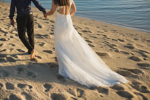 Noiva e noivo andando na praia da Maurícia . — Fotografia de Stock