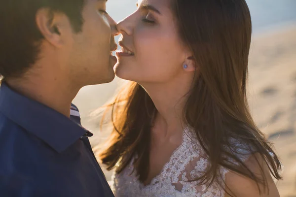 Noiva e noivo beija ternamente. Sexy beijando casal elegante de amantes close up retrato . — Fotografia de Stock