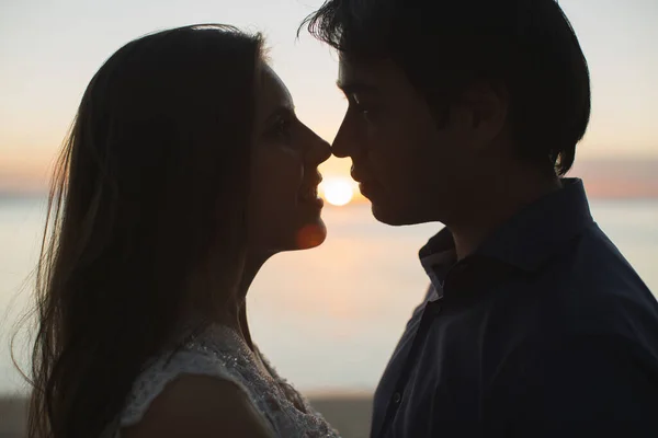 Noiva e noivo beija ternamente. Sexy beijando casal elegante de amantes close up retrato . — Fotografia de Stock