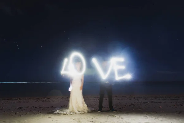 The bride and groom. Starry sky. Drawing light. — Stock Photo, Image