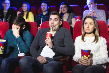 Sinemada korku filmi izleyen korkmuş genç bir çift..