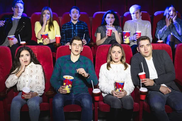 Grupo de pessoas assiste a um filme de terror no cinema . — Fotografia de Stock