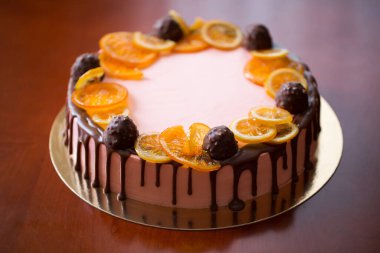 Kurutulmuş meyveli kek, portakal, limon ve çikolata..