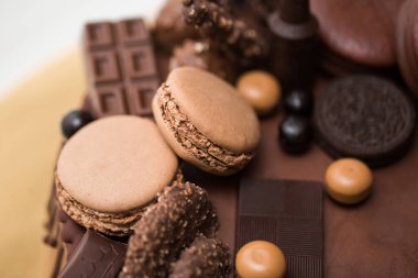 Çikolata desenli ve çikolata desenli erkekler için çikolatalı pasta.