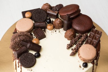 Çikolata desenli ve çikolata desenli erkekler için çikolatalı pasta.