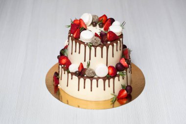 Çikolatalı pasta, çilek, şeftali, badem kurabiyesi, biberiye.