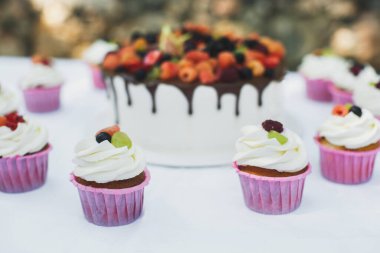 Mutlu yıllar için kek ve meyveli kek..