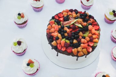 Mutlu yıllar için kek ve meyveli kek..