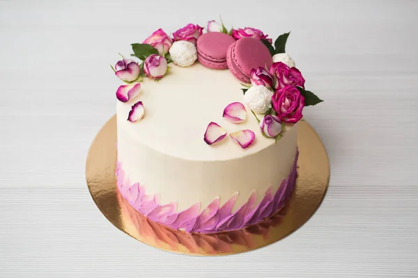 장미와 마카롱을 곁들인 케이크. 분홍색 장식에 꽃을 곁들인 케이크. 맛있는 후식. — 스톡 사진
