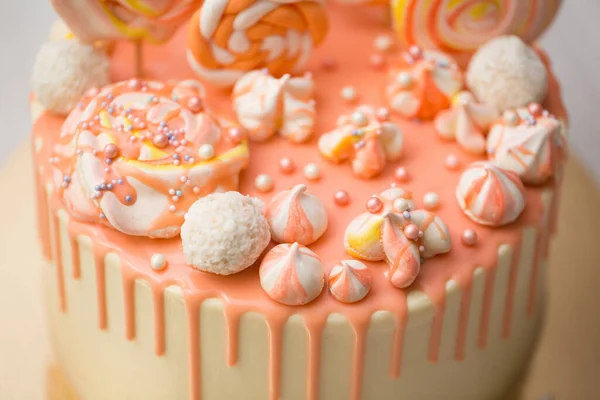 Персиковий кольоровий торт з блиском, цукерками, шоколадними плямами та желе-бобами — стокове фото