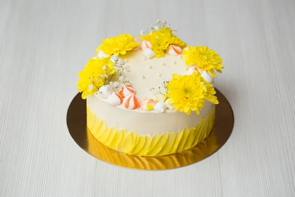 配上黄色污渍、黄色菊花及蛋白乳酪的蛋糕. — 图库照片